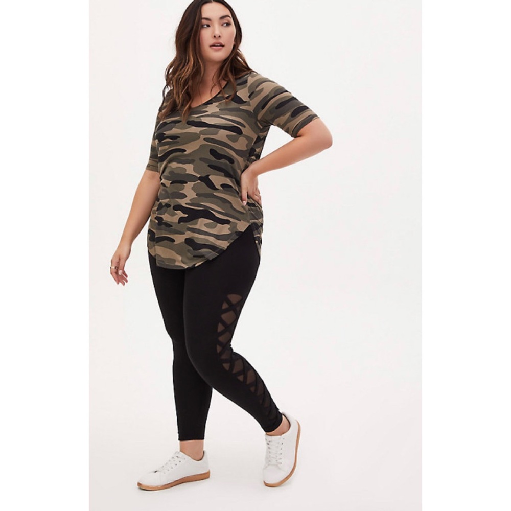 ๐ Torrid Black Lattice Mesh Side Premium Legging - Picture 3 of 5